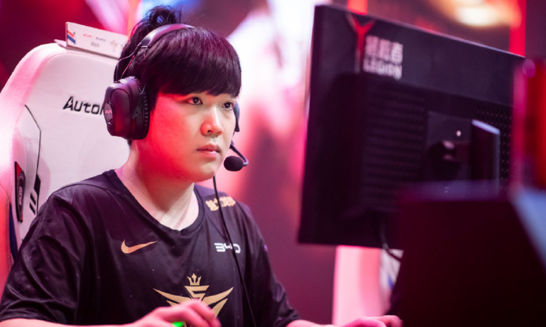前往冠军之路！ Top Esports 官方关注了 Kanavi 、教练 Hongmi 和刘青松的微博