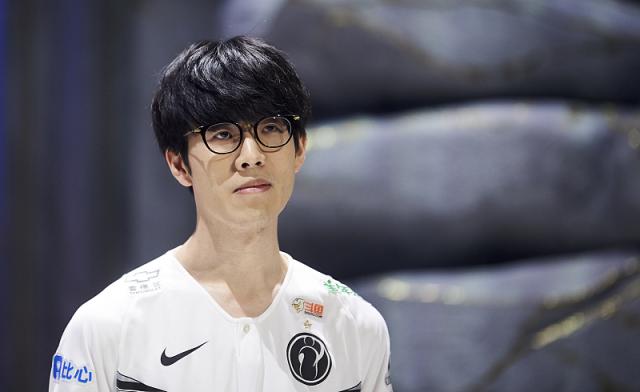 外媒更新2022夏季赛第十一周的全球战队战力排行。 GENG夺冠第一！